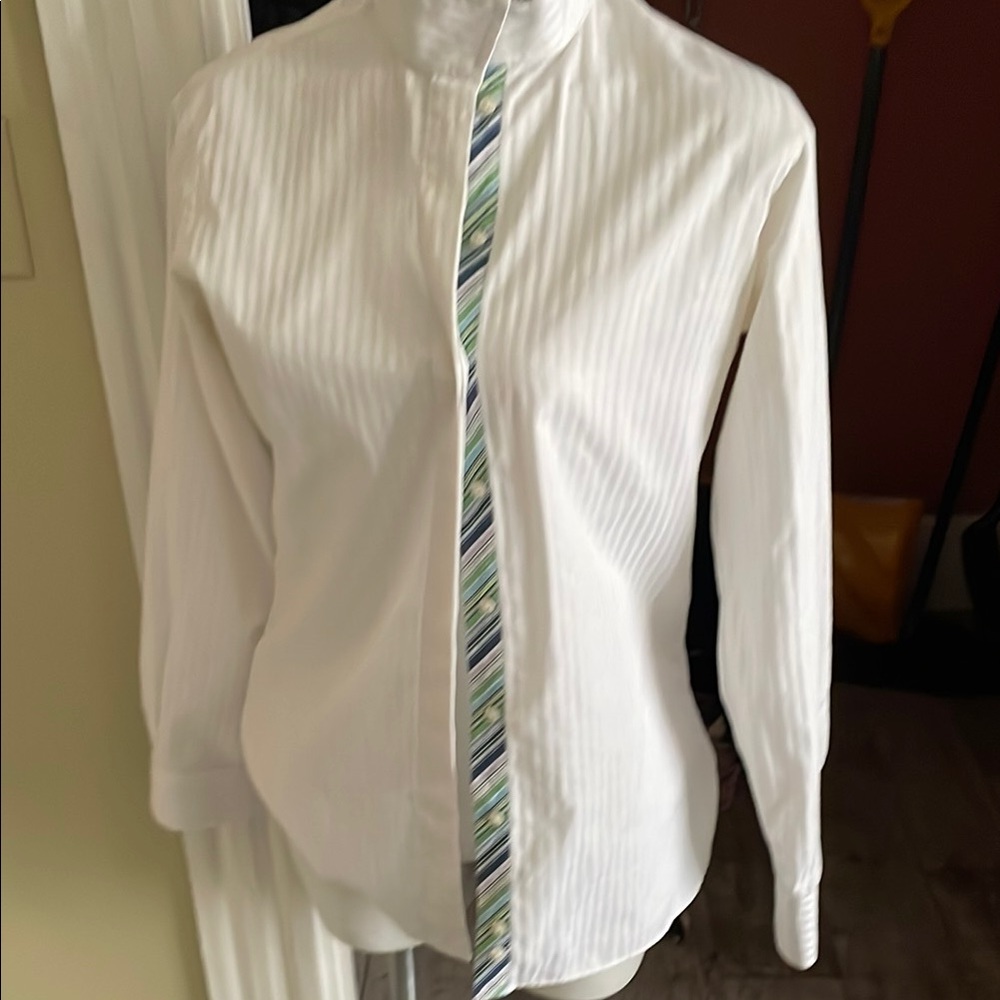 Equestrian show shirt with accented collar and button snaps